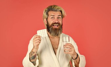 Ağrı kesiciler. Nöbetçi işçiler depresyon ve sağlık sorunları riskini artırdılar. Sabahları susayan adam. Hippi suyu içer, ilaç alır. Akşamdan kalma konsepti. Baş ağrısı sersemliği. Akşamdan kalma ilacı.