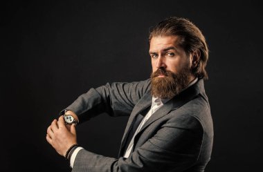 Kol saati işadamı bileği resmi takım elbise, zaman kavramına saygı göster.