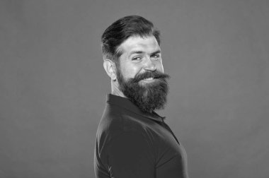 Sakal modası. Berber konsepti. Sakallı hippi adam, kırmızı arka plan. Berber ipuçları. Güzellik standardı. Mükemmel erkek. Berber dükkanı modeli. Çekiciliğine güveniyor. Sakallı ve havalı. Hipster görünümü