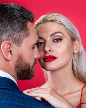 Sevgilim olur musun? Erkek ve kadın romantik bir randevuda. Tutku ve arzu. Çekici bir kadınla traşsız bir adam. İlişki. Erkekle kırmızı dudaklar. Aşık seksi çift. Sevgililer günün kutlu olsun.