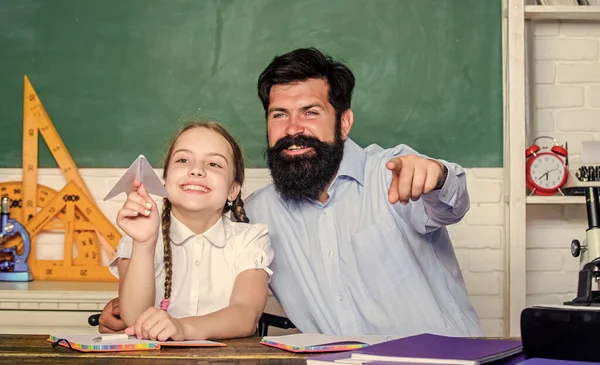 Okul boş zamanlarında öğreniyor. Öğrencilerden oluşan bir topluluk yaratmak. Öğretmen ve okul kızı. Etkin bir şekilde büyüyen ve gelişen ilgili öğrenciler. Sakallı pedagog ve öğrenci eğleniyor.