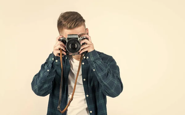 Έφηβος με ρετρό φωτογραφική μηχανή. νέος ταλαντούχος φωτογράφος. Φοιτητής δημοσιογραφίας. Μοντέρνα τεχνολογία κάμερας. λήψη με επαγγελματική κάμερα. Η φωτογράφηση είναι το χόμπι του. — Φωτογραφία Αρχείου