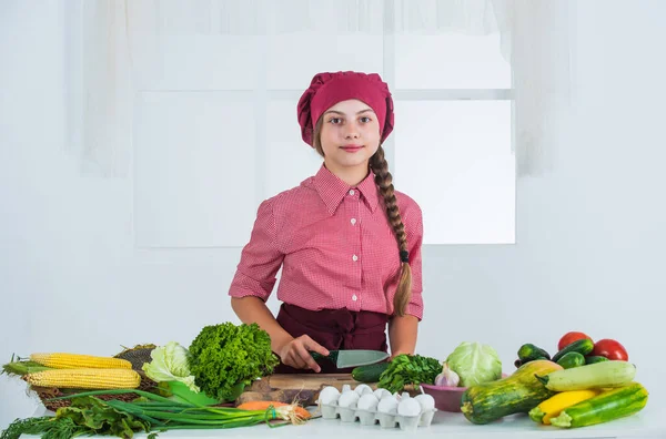 Niño sonriente prepara ensalada de verduras en la cocina, dieta — Foto de Stock