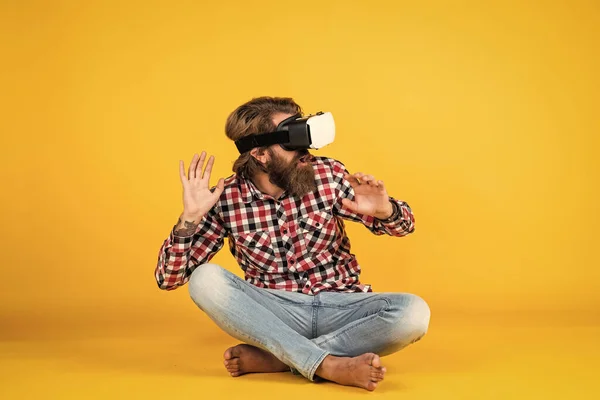 Eine andere Realität ist hier. Digitale Zukunft und Innovation. Digitalisierung. Arbeiten an einem Programmierprojekt. Mann mit VR-Headset. Hipster nutzen moderne Technologie. Mann mit Brille der virtuellen Realität — Stockfoto