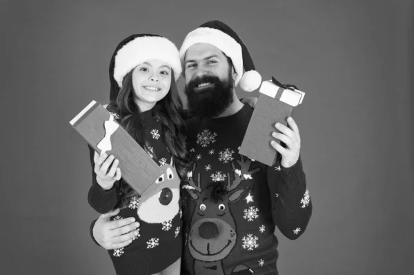 Tradição de inverno. Um presente de Natal. O pai abraça a filhinha. A criança com o pai celebra o Natal. Adoráveis compras em família. Compre presentes de Natal. Serviço de entrega. Loja loja shopping conceito. Tempo divertido — Fotografia de Stock