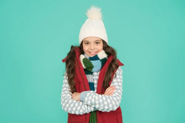 Świąteczna atmosfera. Nie ma hipotermii. radosna dziewczyna nosząca warstwy ubrań. ciepły materiał w sezonie zimowym. prognozy pogody. dziecięca moda i zakupy. Czas na Boże Narodzenie. gotowy na wakacje noworoczne — Zdjęcie stockowe