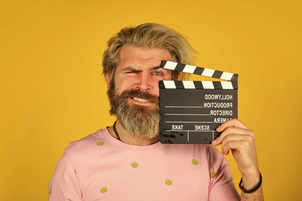 Erster Test im Film. Mann mit Filmklöppel. Professionelle männliche Schauspieler bereit für Dreharbeiten. bereitet sich auf eine neue Szene vor. Produzent hält Film clapperboard. Aktion. Hipster-Mann mit Filmklöppel — Stockfoto