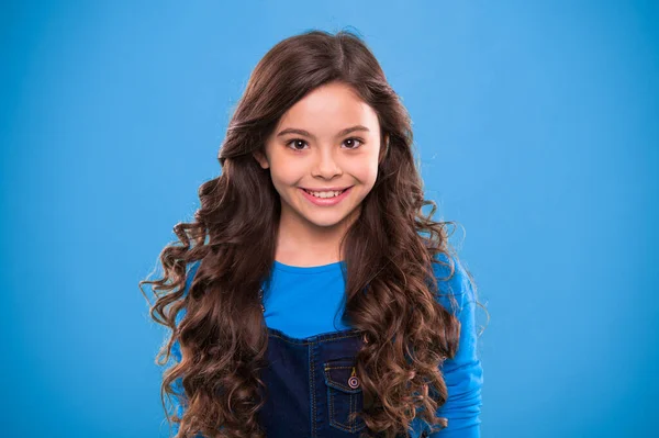 Felicidad infantil. Moda de niño pequeño. Día internacional de los niños. niña pequeña con el pelo perfecto. Niña feliz. Moda y belleza. En su propio estilo — Foto de Stock