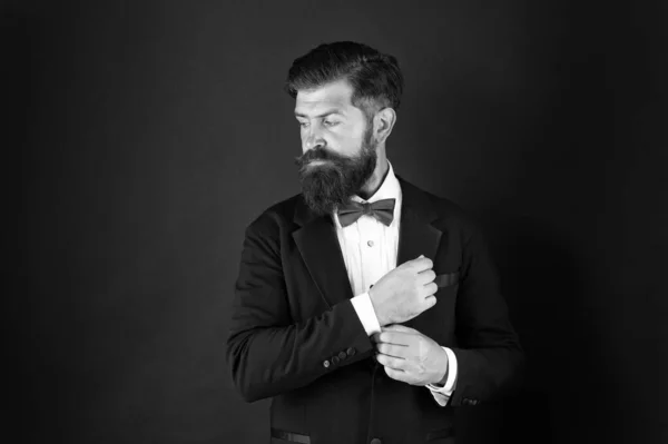 Concepto del día de boda. Elegante novio. Elegante colección. Limpio y ordenado. Estilista experta en moda. Estilo de traje. Tendencias de moda para novio. novio barbudo hipster hombre usar esmoquin y azul pajarita —  Fotos de Stock