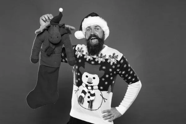 Her sürpriz sadece bu. Şaşırmış hipster ren geyiği oyuncağı. Sakallı adam sürpriz bir hediye hazırla. Noel Baba sürprizi. Mutlu Noeller. Mutlu yıllar. Boks günü. Noel Baba seni şaşırtsın. — Stok fotoğraf