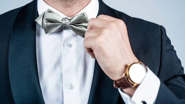 Perfecte keuze voor een elegante look. Mannelijke hand te repareren zilveren vlinderdas. Mode accessoire. Bruiloft en bal feest. Feestdag. Formele gebeurtenis. Feestelijke gelegenheid. Zeer stijlvol en elegant — Stockfoto