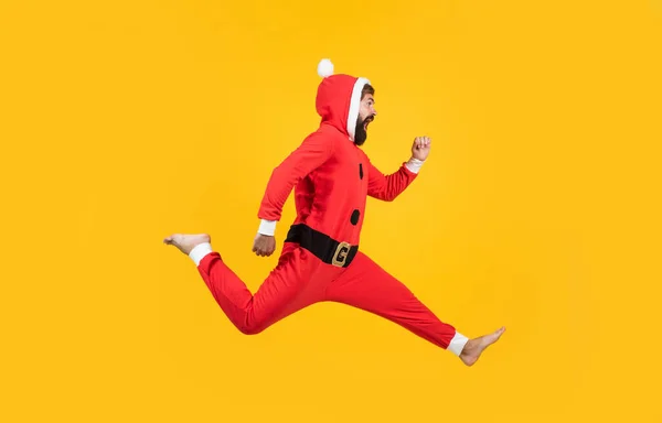 Estar sorprendido. concepto de libertad. El hombre feliz tiene un aspecto gracioso. fiesta de invierno. año nuevo divertido. santa ctlaus en sombrero de prisa a las ventas de compras de Navidad. hombre barbudo corriendo en traje de navidad —  Fotos de Stock