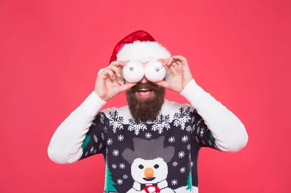 Ho Ho Ho. Feliz Ano Novo. Feliz Natal. Feliz Natal. homem barbudo alegre em chapéu de Papai Noel e suéter. hipster brutal comemorar a festa de Natal. preparações de férias de inverno. comprar decoração de árvore de ano novo — Fotografia de Stock