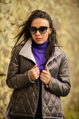 Kısa ceketli kız şehir tarzı. Kadın psikolojisi. Kadın model açık havada. Kadınlar serin havanın tadını çıkarır. Lüks ve konforlu bir stil ve sınıf. Moda kıyafeti. Rüzgarlı bir gün. Otantik hissediyorum.