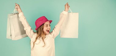 Aksesuar dükkanı. Süslü kız alışverişi. Tur satış sezonu. Yaz aksesuar koleksiyonu. Moda aksesuarı. Çocuk şapkası takıyor. Bahar alışverişi. Bireysel stil. Kız mavi şapka takıyor.