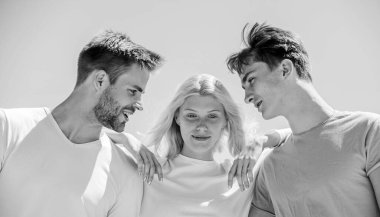 Mutlu ol. Başarı yükseklikleri. Mutlu kadın ve iki erkek. Neşeli arkadaşlar. Arkadaşlık ilişkileri. Aile bağı ve sevgi. Yaz tatili. Rahatlama zamanı. Bir grup insan dışarıda. cennet kavramı