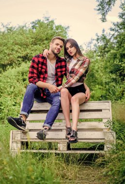 Bizi sadece aşk ısıtabilir. Aile hafta sonu. Romantik randevu. Parkta bir kızla bir adam. Çift dışarıda bankta rahatlar. Sevgi. Sevgililer günün kutlu olsun. Ormanda yaz kampı. Birbirine aşık çiftler. Damalı moda