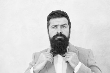 Papyonunu düzeltiyorum. Mükemmel vahşi erkek. moda ve güzellik. Estetik gelişim konsepti. Özel bir randevu için hazırım. Resmi kıyafetli zarif bir adam. Yakışıklı etkinlik yöneticisi. Uzun sakallı smokinli adam.