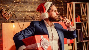 Gizli Noel Baba ofis geleneği. Meslektaşından Noel hediyesi. Gelenekler hediye verir. Noel kurumsal partisini kutlayalım. İş adamı heyecanlı surat hediye kutusu. Erkek resmi takım elbise hediye kutusu