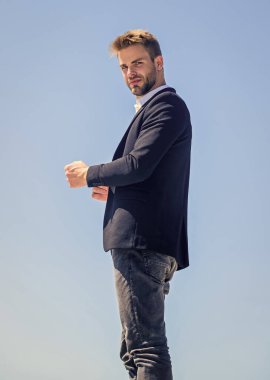 O bir patron. Kendine güvenen iş adamı Yakışıklı bir manken. Sakallı adam iş stili. resmi erkek modası. Modern yaşam tarzı. Başarı kavramı. Seksi maço adam. Erkek bakımı. Milyarder