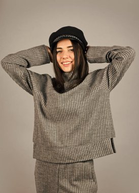 Kendi tarzında. Moda izleme kitabı. Ilık Sonbahar ve Bahar. Gri elbiseli zarif bir kadın. Moda kadın portresi. Güzel sonbahar zamanı. Sonbahar elbiseli bayan. Bahar moda koleksiyonu