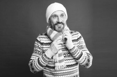 Erkek gibi giyinmişsin. Olgun erkek kırmızı arka plan. Kışın sakallı adam. Beyaz adam kalın kıyafetler giyer. Moda ve tarz. Kış eğilimleri