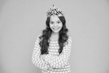 Şu halime bak. Prenses kavramı. Kız prenses. Bayan küçük bebek prenses. Bir numara. Çocuk prensesin altın taç sembolünü takıyor. Şirin bir kız, taç mavisi arka plan giyiyor. Başarı ve mutluluk