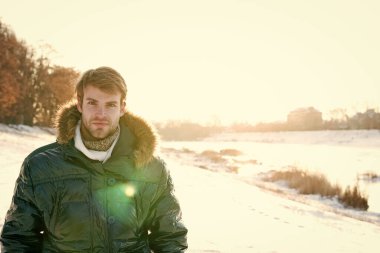 Kutup kaşifi. Güneşli kış günü. Kış erkek giyim. Kış kıyafeti. Hipster moda kıyafeti. Erkek ceketi. Sıcak ceketli, karlı bir arka plan. Rüzgara dayanıklı kıyafetler. Kış havası koşulları