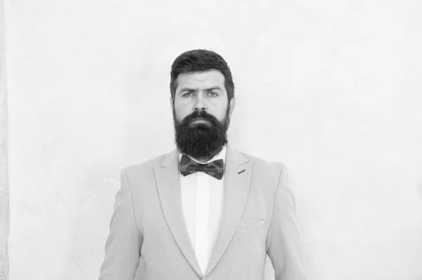 Moda masculina e beleza. Um homem bonito tem a cara raspada. hábil sommelier. noivo da noiva no dia do casamento. evento host desgaste laço gravata. adulto hipster homem no elegante smoking — Fotografia de Stock