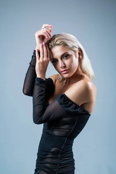 Chica sexy con el pelo rubio y elegante vestido de desgaste de maquillaje, la moda — Foto de Stock