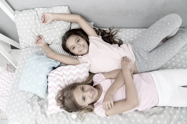 Comodidad. comodidad del hogar para las niñas pequeñas. Las chicas pequeñas son felices juntas. disfrutando del tiempo en casa. — Foto de Stock