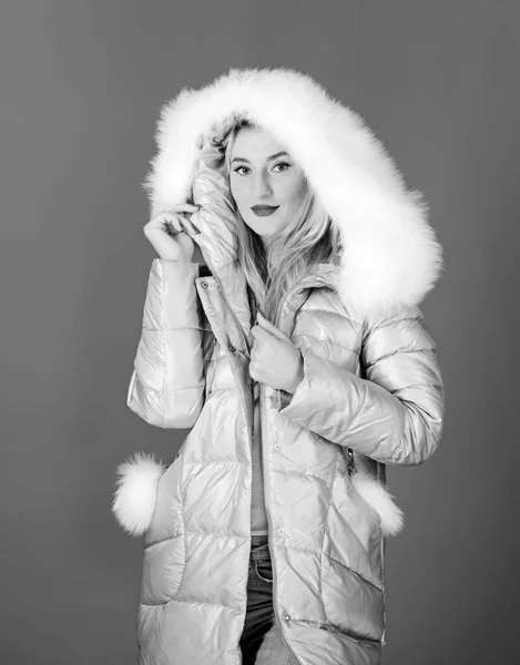 ファッション環境意識。フード付きのダウンジャケット。女の子は冬のジャケットを着る。冬の季節。柔らかい毛皮だ。近代的な滞在を希望する人のために。フェイクファーはトレンドだけではありません。冬服 — ストック写真