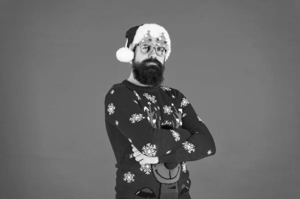 Os nossos sinos estão a tocar. celebração de férias de inverno. ho ho ho ho. Homem barbudo Papai Noel parede vermelha. O Natal chegou. Homem de óculos de festa de Natal. feliz ano novo 2020. camisola de malha hipster engraçado — Fotografia de Stock