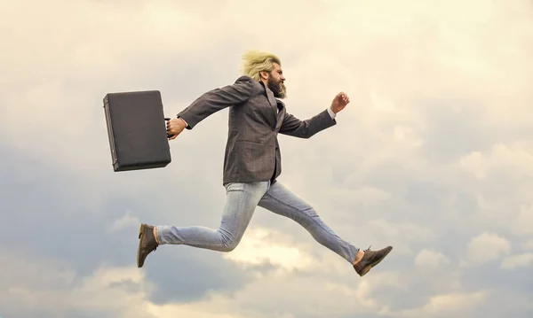 Empresário energético. Homem de negócios processo formal carrega pasta. Negócio ilegal de negócios. Sentir impacto. Hipster segura a pasta. O empresário foge de um caso de negócios. Trabalhador feliz. Liberdade. Sentindo-se livre — Fotografia de Stock