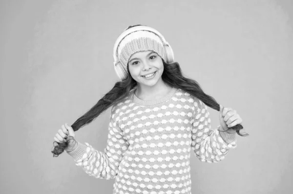 Good vibes. Winter playlist. Entertain herself. Recording studio. Beautiful voice. Developing voice. Small girl long hair listen music headphones. Hobby concept. Winter holidays. Winter music chart — Stock Photo, Image