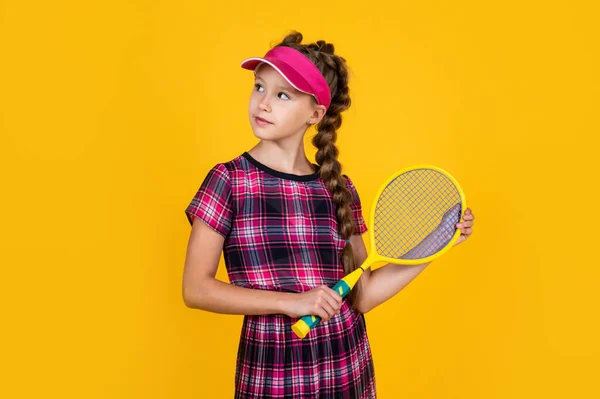 Spor şapkalı, elinde tenis ya da badminton raket tutan genç bir kız. — Stok fotoğraf