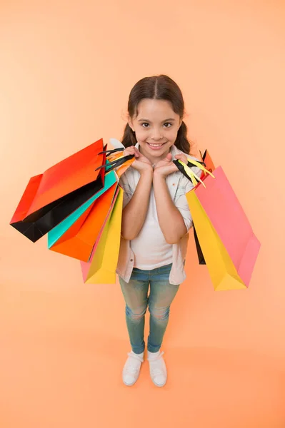 Prodej. malá holka s nákupními taškami po prodeji. černý páteční výprodej. velký prodej v kybernetické pondělí. — Stock fotografie