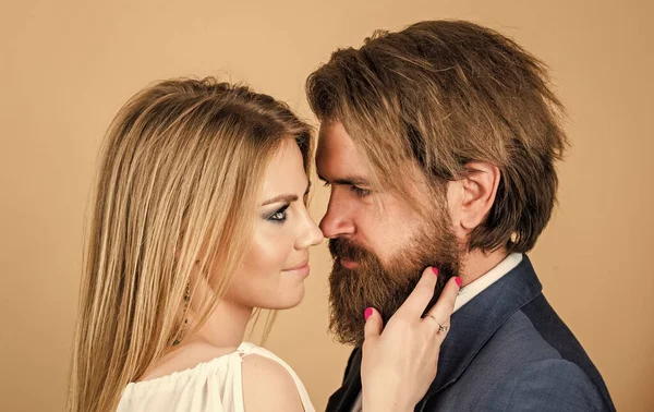 Estar enamorado. Fecha de hermosa pareja. Hombre y mujer saliendo. pasar tiempo juntos. relaciones románticas y vínculos familiares. tierno y feliz. romance. expresar deseo. Elegante pareja enamorada — Foto de Stock