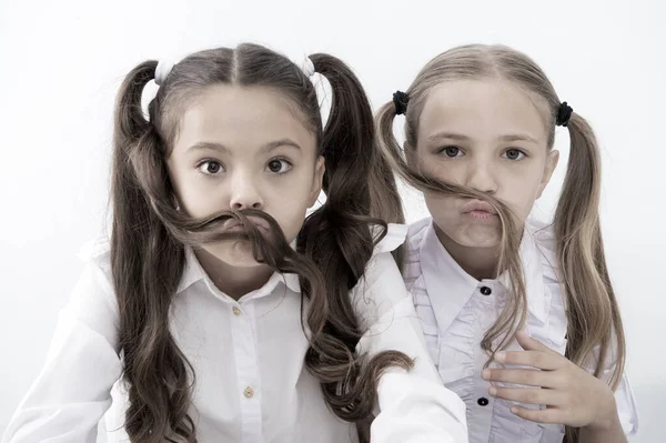 Маленькие девочки делают усы с длинными волосами, концепция прически. маленькие девочки экономят удовольствие с прической — стоковое фото