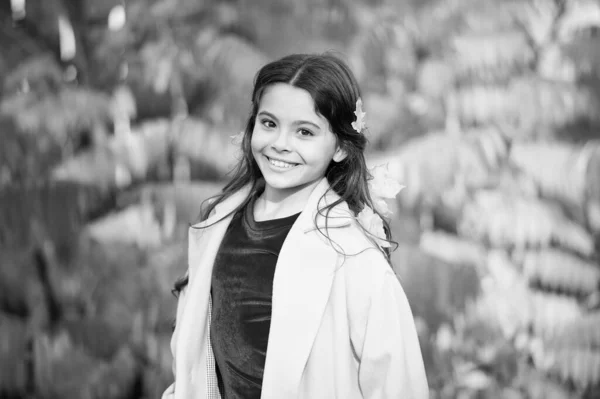 Schattige glimlachende schoolmeisje herfst gebladerte achtergrond. Kleine kinderwandeling in het najaarspark. Herfstseizoen vrije tijd. Sfeer van de herfst. Goed humeur. Gelukkig kind. Genieten van elk seizoen. Verenigd met de natuur — Stockfoto