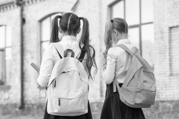 Étudier et diffuser les connaissances. Les petits enfants portent des sacs à dos lourds. Journée du savoir. Je retourne à l'école. Éducation et études. Connaissances. Enseignement privé. Le 1er septembre. À l'école. La connaissance compte — Photo