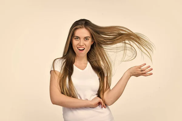Frau lange Frisur Haare fliegen Luft leicht und kostenlos, Beauty-Routine-Konzept — Stockfoto