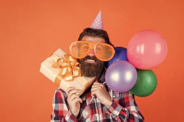 Çılgın bir gün geçiriyorum. Yaz alışveriş satışları. Mutluluğu hisset. Sakallı mutlu adam. Parti gözlüklü adam balon tutuyor. Bayram kutlaması. Doğum günün kutlu olsun. şirket partisi kutlaması