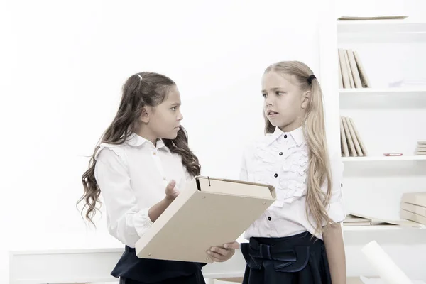 Potrzebuję pomocy domowej. Urocze małe dzieci trzymające akta z zadaniami domowymi w klasie. Odrabiam zadanie domowe. Zbyt dużo pracy domowej jest złe dla dzieci. — Zdjęcie stockowe