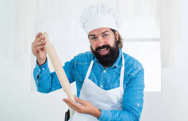 Bonito cara com barba e bigode cozinhar comida, limpeza — Fotografia de Stock