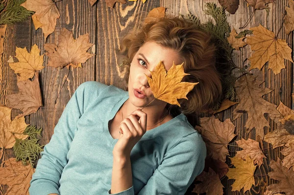 Carefree and happy. woman hold maple leaf. canada. girl relax on autumn background. Beauty in autumn style. Sharing love to nature. Staying beautiful any season. autumn female fashion — Stock Photo, Image