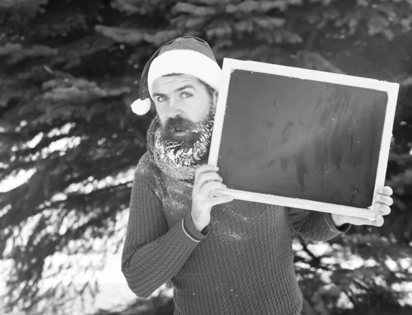 Doğal arka planda boş yazı tahtası olan Noel Baba, boşluğu kopyala — Stok fotoğraf