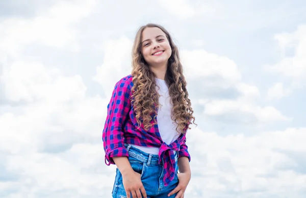 Glad unge bär casual rutig skjorta på himlen bakgrund, mode — Stockfoto