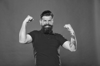 Spor salonunda çalış. Havalı olan. Güçlü hippi kaslı kollar kırmızı arka plan. Fiziksel güç. Güçlü pazılar ve trisepsler. Güçlü kas egzersizi. Güç ve güç. Kendine inan. Fitness eğitmeni