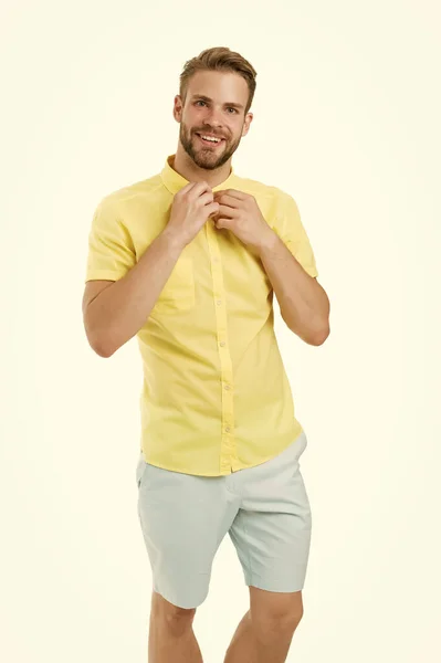 Moda masculina tendencias de verano. Cuidado de la piel del hombre sin afeitar. Concepto de barbería. Una apariencia perfecta. Tienda de ropa de hombre. Macho con camisa amarilla de lino. Chico sexy estilo casual. Concepto masculinidad. Modelo de belleza — Foto de Stock